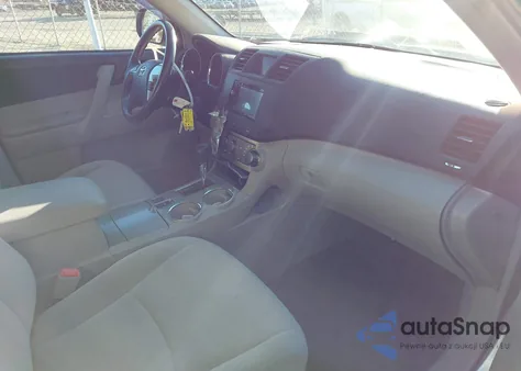 2011 Toyota Highlander Base V6 z USA, uszkodzony, nr VIN 5TDBK3EH2BS080677